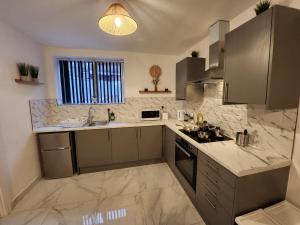 SuperValue Suite 5 - Fast WiFi, Hotel Linen, Keyless Entry, City only 10 Mins - BY PROPERTY PROMISE