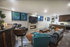 2 Bedroom Getaway Near Downtown - 班布里奇岛