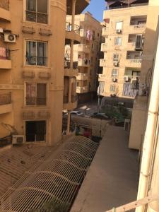 شقه بالكامل مفروش 3غرفه للايجار بحدائق الاهرام بجوار المتحف والاهرامات