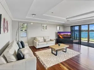 Premium Views from Spacious Beachside Home - Malua Bay