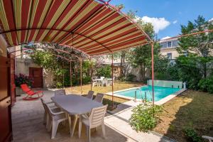 Appartements Maison Eugene centre-ville piscine jardin fibre garage : photos des chambres