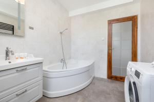 Bright & Spacious Family Apartment in Międzyzdroje with Parking and 3 Balconies by Noclegi Renters