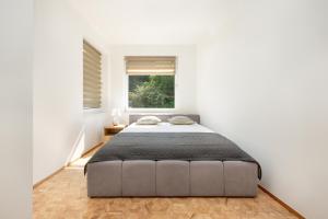 Bright & Spacious Family Apartment in Międzyzdroje with Parking and 3 Balconies by Noclegi Renters