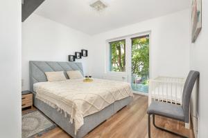 Bright & Spacious Family Apartment in Międzyzdroje with Parking and 3 Balconies by Noclegi Renters