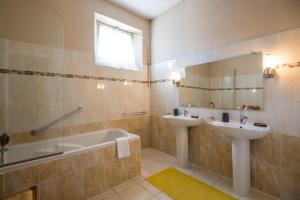 Appartements Maison Eugene centre-ville piscine jardin fibre garage : photos des chambres