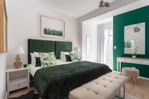 Kalk Bay Coastal Stay Steps from Tidal Pool & Deli - St James