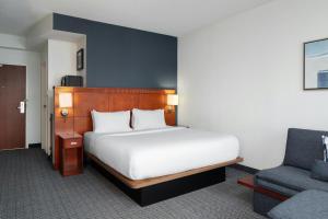 King Room with Sofa Bed room in Courtyard by Marriott Knoxville Airport Alcoa