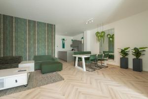 Home city hotspot, near city center and park