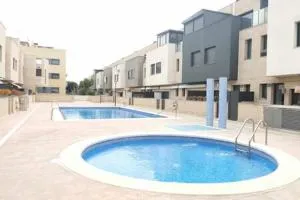 Townhouse with communal pool ideal for families - Cubelles