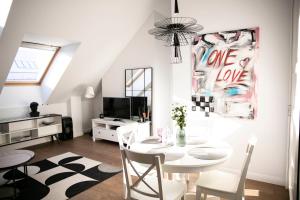 Riverside Apartment In The Heart of Old Town