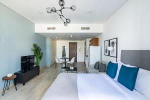 Silkhaus Vacation Homes elegant studio in the central DIFC with balcony and city views