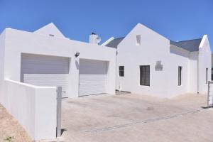 Pelican Cove is a Modern 4-Bedroom Holiday Home in Langebaan with some Sea Views