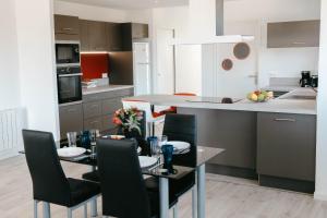 500m de la mer, maison moderne avec jardin pour 4