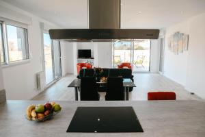 500m de la mer, maison moderne avec jardin pour 4