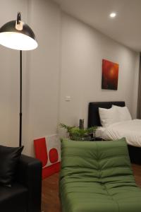 BRAND NEW Modern Style Studio & Netflix