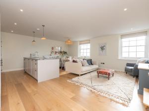 Apartment with Stunning Views and Free Parking - Pass the Keys