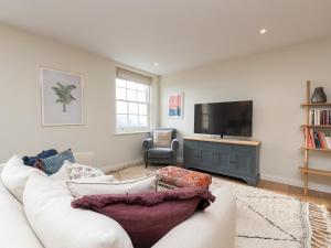 Apartment with Stunning Views and Free Parking - Pass the Keys