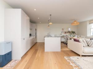 Apartment with Stunning Views and Free Parking - Pass the Keys