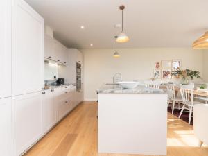 Apartment with Stunning Views and Free Parking - Pass the Keys