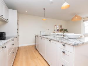 Apartment with Stunning Views and Free Parking - Pass the Keys