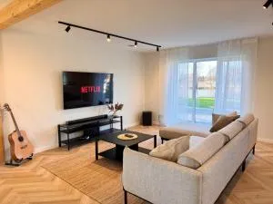 Ruumikas puhkemaja jõe kaldal, lähedal restoran - Kyrk-Kyula