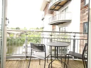 Catrine - Modern Cardiff Bay Apartment by N And N Stays, Private balcony, perfect location for workers or a short break, great disc available for long stays - Penarth