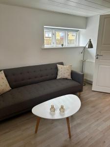 Skøn lejlighed med egen terrasse og have tæt på centrum i Skagen