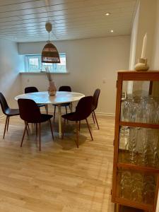 Skøn lejlighed med egen terrasse og have tæt på centrum i Skagen