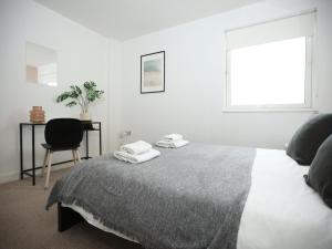 Executive Cardiff Bay Apartment by N And N Stays, Perfect location for Contractors and Workers visiting Cardiff, building currently undergoing improvement & has scaffolding, doesnt affect the apartment,Key collection is 5 Mins from apartment at a Key