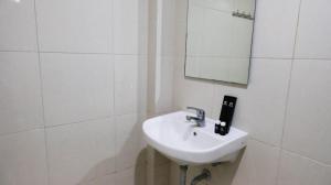 Good Studio Connected to Mall at Orchard Supermall Mansion Apartment By Travelio