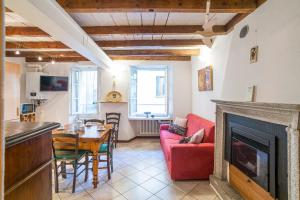 GuestHost - Roomy Period Apt near the Lake x6