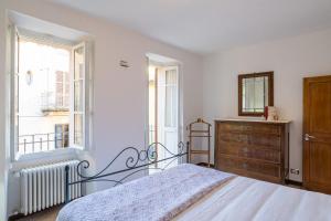 GuestHost - Roomy Period Apt near the Lake x6