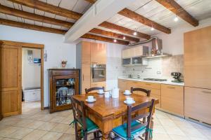 GuestHost - Roomy Period Apt near the Lake x6