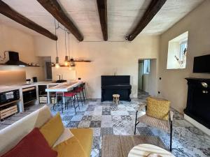Spacious house in Tapigliano with terrace for 12 people