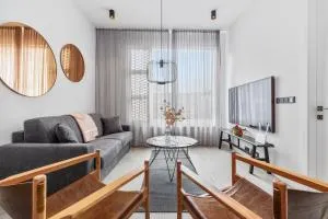 Vibrant Hafnatorg I Spacious Property with Expansive Garage - Borgarnes