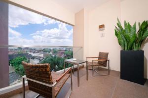 Phòng Hai Giường Đơn Ở Nghỉ Dưỡng Loại Sang Có Ban Công (Deluxe Staycation Twin Room With Balcony)