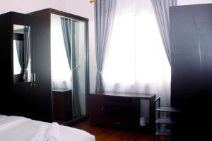 Comfort Studio at Marina Ancol Apartment By Travelio