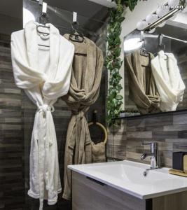 B&B / Chambres d'hotes Une Cle Pour Deux - Chambre romantique avec Patio & Spa privatifs : photos des chambres