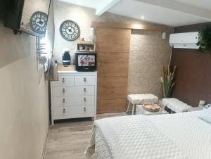B&B / Chambres d'hotes Une Cle Pour Deux - Chambre romantique avec Patio & Spa privatifs : photos des chambres