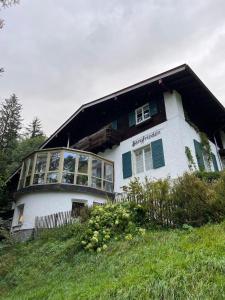 Villa Bergfrieden - Komfortable Ferienwohnungen in ruhiger Lage fur 4-6 Personen