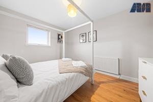 3Bed Home Sleeps 6 w Private Parking