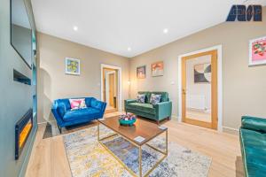 3Bed Home Sleeps 6 w Private Parking