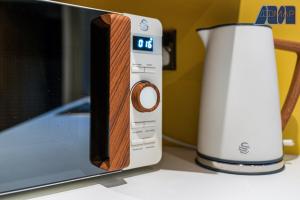 3Bed Home Sleeps 6 w Private Parking