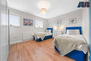 3Bed Home Sleeps 6 w Private Parking