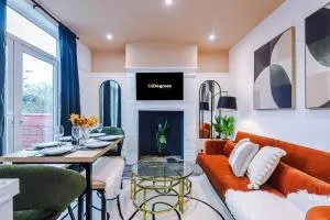 New Home in Greater Manchester by 53 Degrees Property, Ideal for Business, Dedicated Workspace! - 登顿