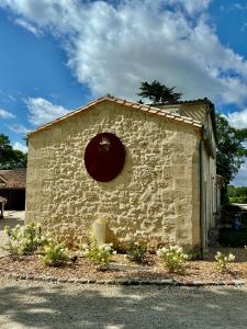 Maisons de vacances L'Eperonnette, cozy house with swimming pool, surrounded by vineyard, near St Emilion : Maison 3 Chambres