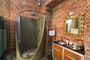 OLD TOWN - 4 Room 2 Bathroom Apartment