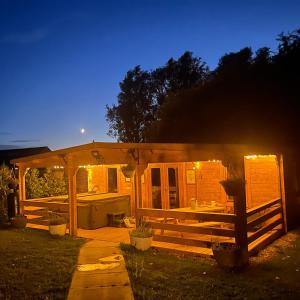 Crafters Retreat luxury cabin on the Norfolk Cambridgeshire border