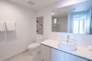 2B 2B Beautiful Apt in Hallandale Beach with Beach Service 2605