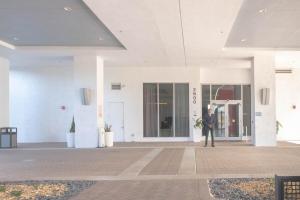 2B 2B Beautiful Apt in Hallandale Beach with Beach Service 2605